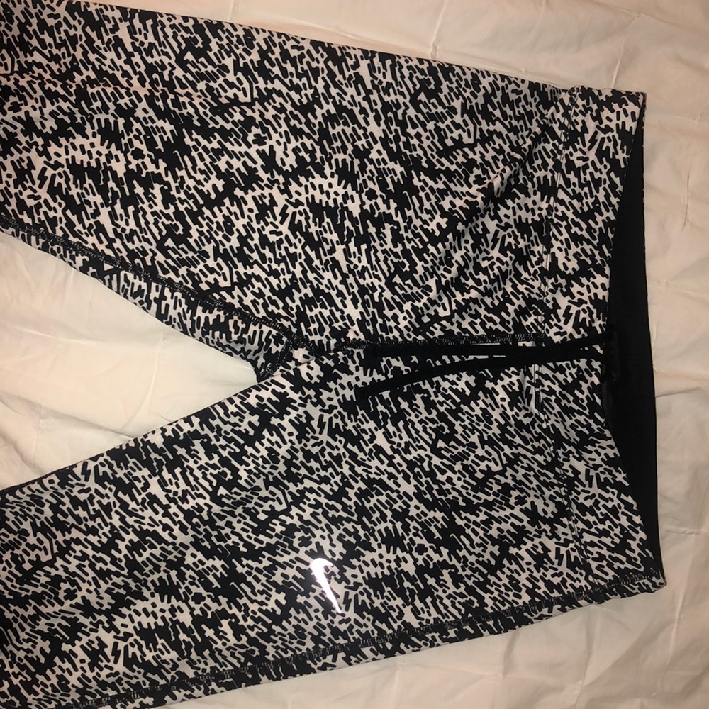 Nike black and white work out Capri leggings